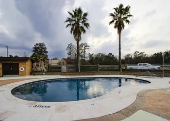 OYO Pinewood Inn & Suites Silsbee hotel thumbnail 7