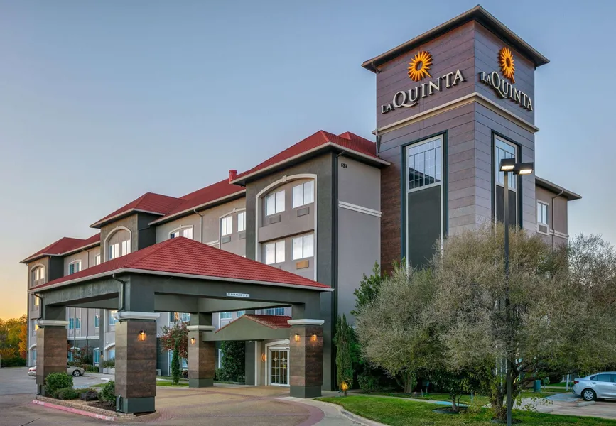 La Quinta Inn & Suites by Wyndham Fort Worth NE Mall hotel detail image 2