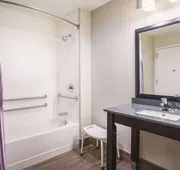 La Quinta Inn & Suites by Wyndham Clifton Park/Saratoga Area hotel detail image 7