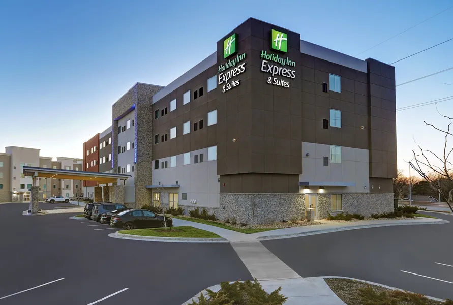 Holiday Inn Express & Suites Lenexa - Overland Park Area by IHG hotel detail image 2