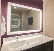 La Quinta Inn & Suites by Wyndham Dallas Northeast-Arboretum hotel detail image 5