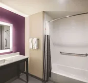 La Quinta Inn & Suites by Wyndham Dallas Northeast-Arboretum hotel detail image 7