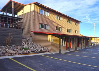 Four Seasons Lodge hotel thumbnail 2