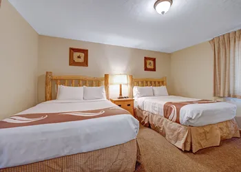 Four Seasons Lodge hotel thumbnail 6