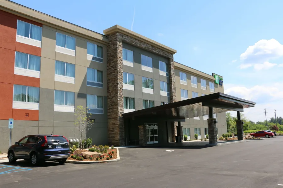 Holiday Inn Express & Suites Hendersonville SE - Flat Rock by IHG hotel detail image 2