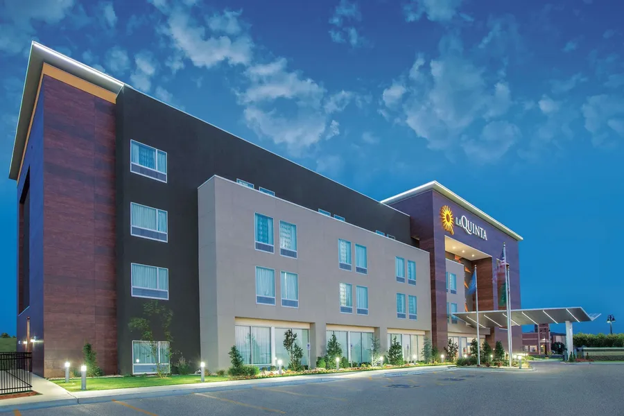 La Quinta Inn & Suites by Wyndham Tulsa Broken Arrow hotel detail image 2