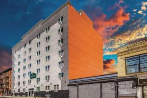 La Quinta Inn & Suites by Wyndham Brooklyn Central hotel thumbnail 2