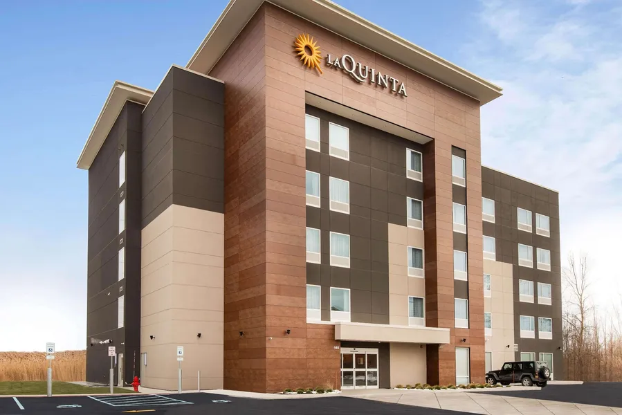 La Quinta Inn & Suites by Wyndham Buffalo Amherst hotel detail image 2
