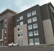 La Quinta Inn & Suites by Wyndham Buffalo Amherst hotel detail image 4