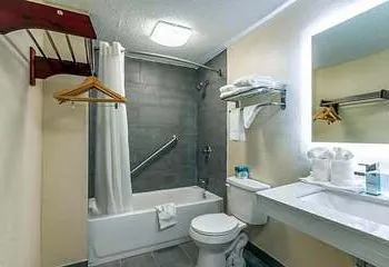 Quality Inn hotel thumbnail 8