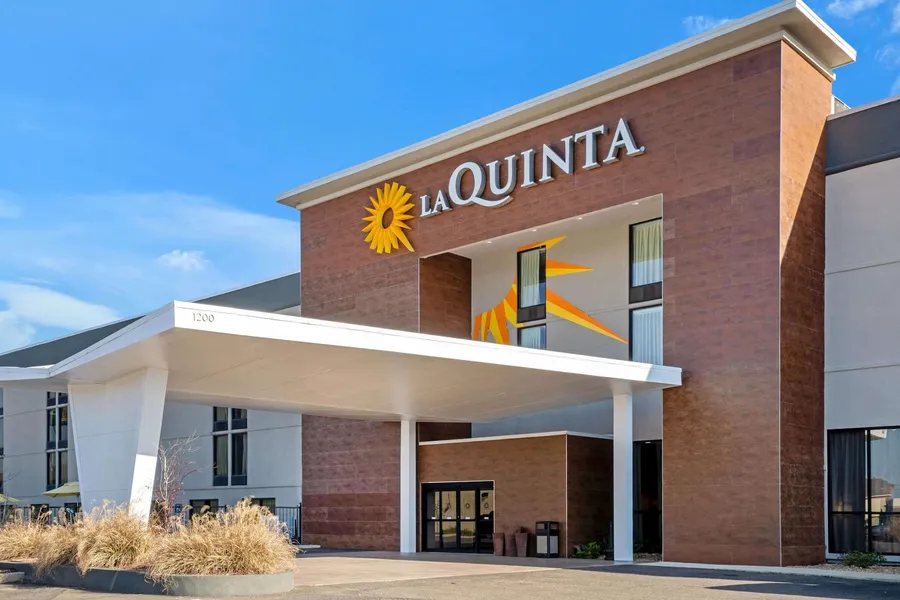 La Quinta Inn & Suites by Wyndham Columbus MS hotel detail image 2