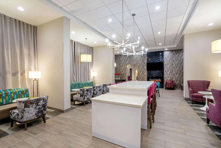 La Quinta Inn & Suites by Wyndham Columbus MS hotel detail image 6
