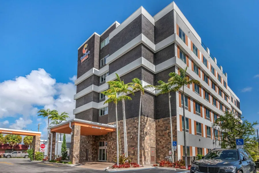 Comfort Suites Fort Lauderdale Airport & Cruise Port hotel detail image 2