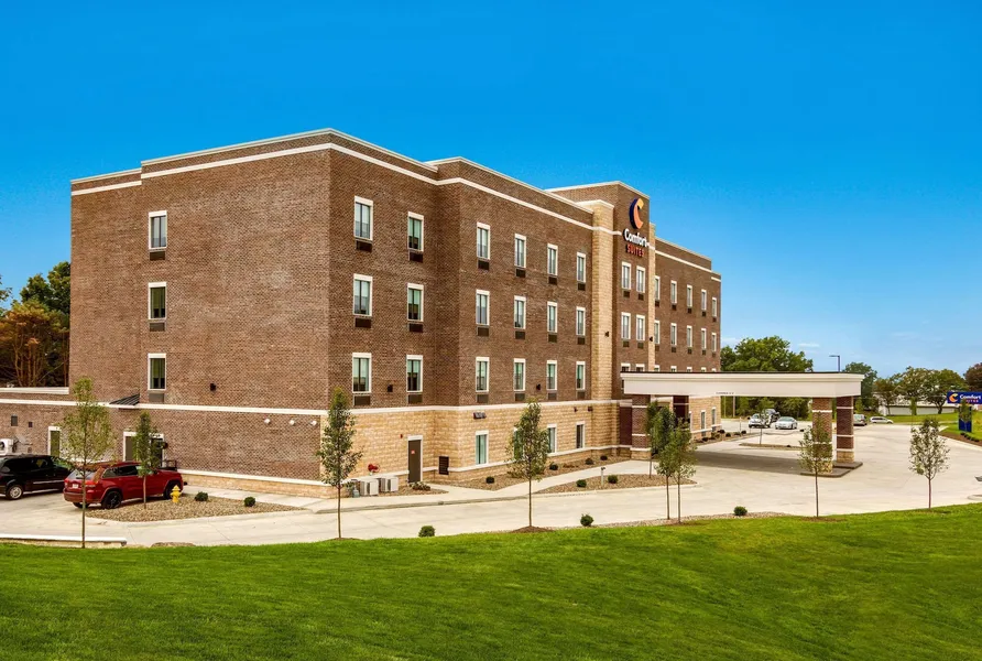 Comfort Suites Wooster near University Campus hotel detail image 2