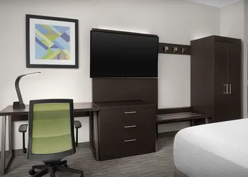 Holiday Inn Express and Suites Birmingham - Homewood By IHG hotel thumbnail 7