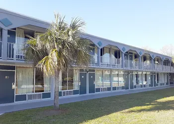 Econo Lodge hotel thumbnail 2