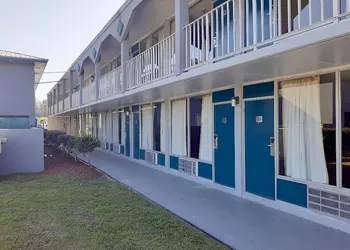 Econo Lodge hotel thumbnail 5