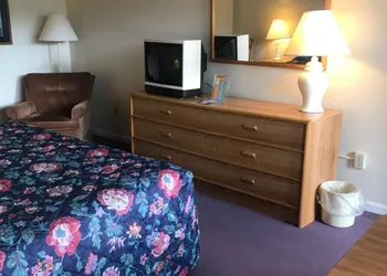 Four Seasons Motor Inn hotel thumbnail 2