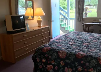 Four Seasons Motor Inn hotel thumbnail 6