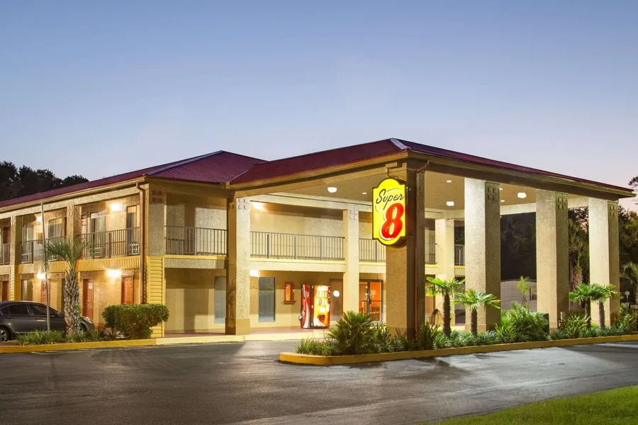 Super 8 by Wyndham Defuniak Springs hotel detail image 2