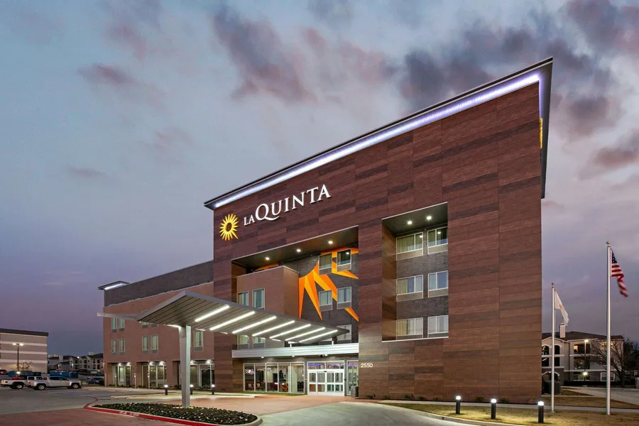 La Quinta Inn & Suites by Wyndham DFW Airport West-Glade hotel detail image 2