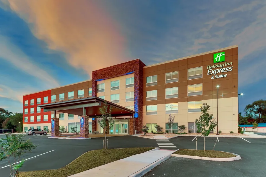 Holiday Inn Express & Suites Roanoke – Civic Center by IHG hotel detail image 2