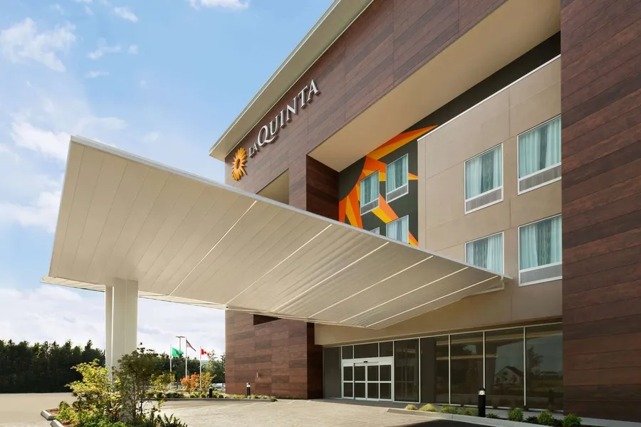 La Quinta Inn & Suites by Wyndham Burlington hotel detail image 2