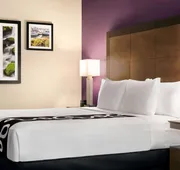 La Quinta Inn & Suites by Wyndham Burlington hotel detail image 7