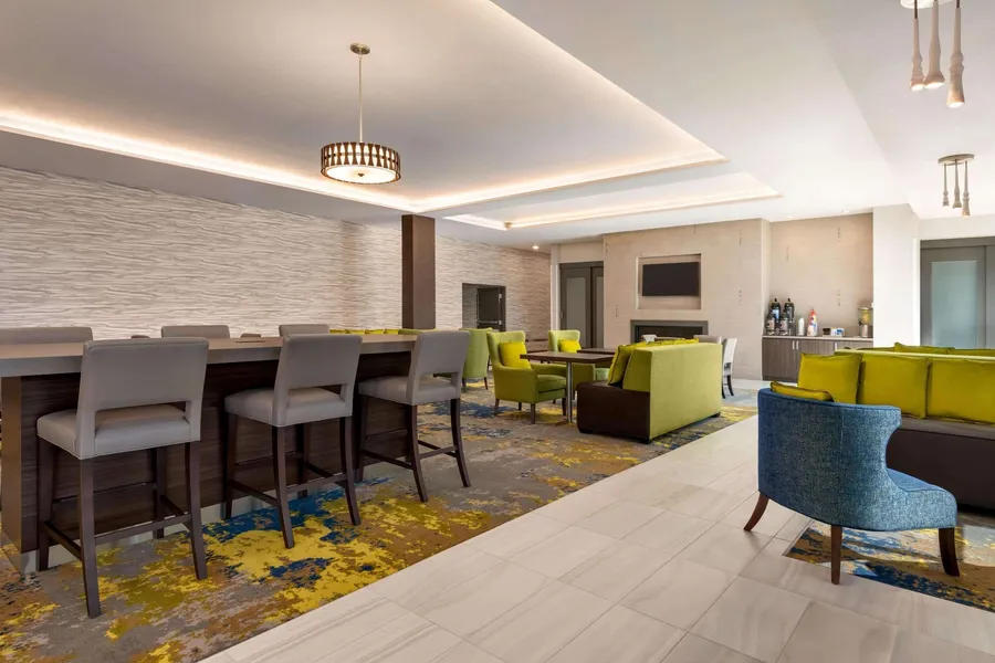 La Quinta Inn & Suites by Wyndham Orlando - IDrive Theme Parks hotel detail image 6