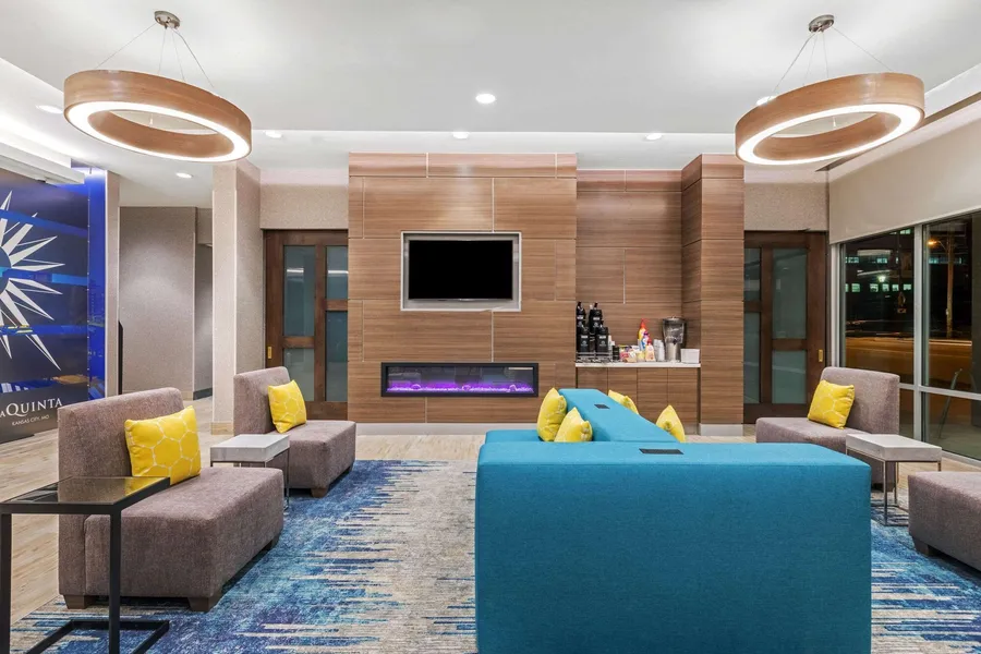 La Quinta Inn & Suites by Wyndham Kansas City Beacon Hill hotel detail image 6