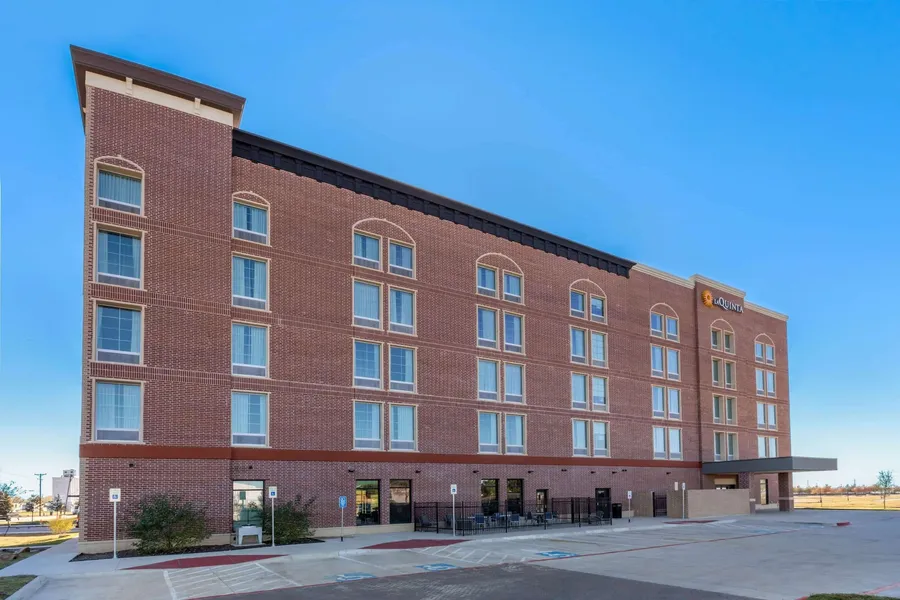 La Quinta Inn & Suites by Wyndham Dallas - Frisco Stadium hotel detail image 2
