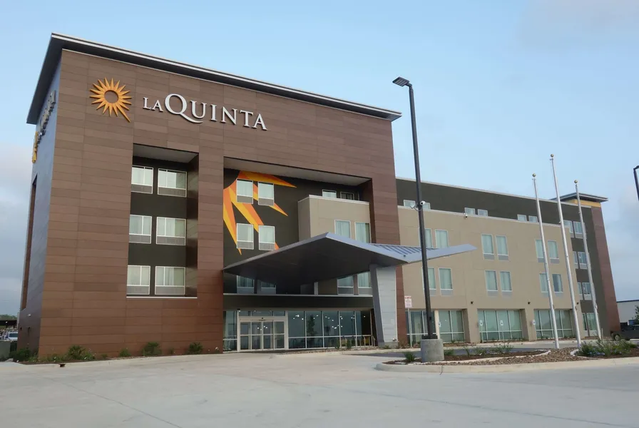 La Quinta Inn & Suites by Wyndham San Antonio Alamo City hotel detail image 2