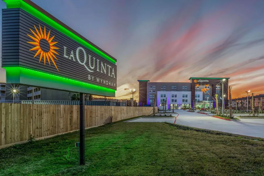 La Quinta Inn & Suites by Wyndham Galveston West Seawall hotel detail image 2