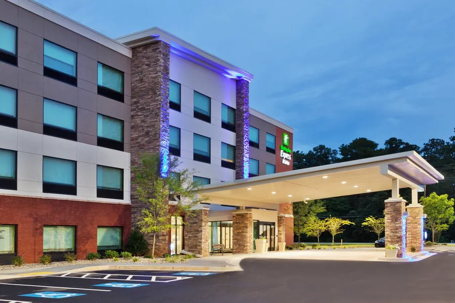 Holiday Inn Express & Suites Fayetteville by IHG hotel detail image 2