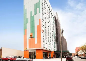 La Quinta Inn and Suites by Wyndham Long Island City hotel thumbnail 3