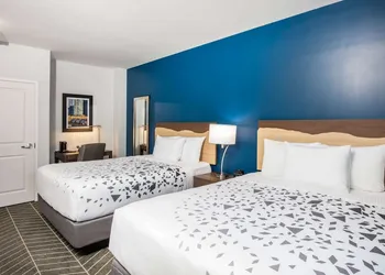 La Quinta Inn and Suites by Wyndham Long Island City hotel thumbnail 7