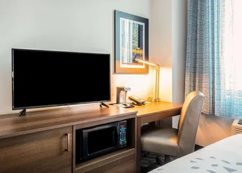 La Quinta Inn and Suites by Wyndham Long Island City hotel thumbnail 8