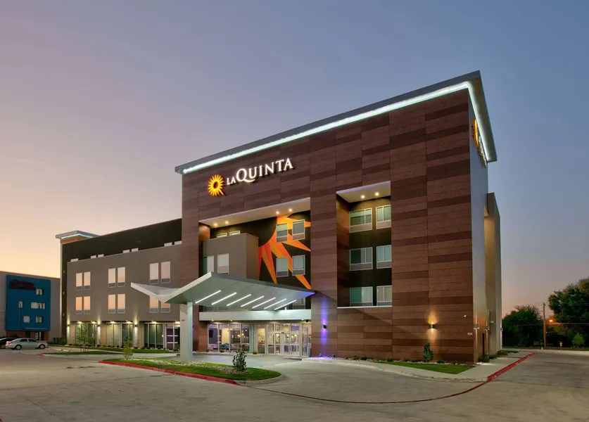 La Quinta Inn & Suites by Wyndham Dallas/Fairpark hotel detail image 2