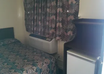 Deluxe Inn hotel thumbnail 4