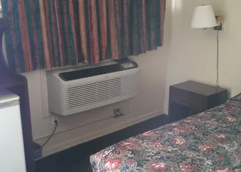 Deluxe Inn hotel thumbnail 5