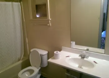 Deluxe Inn hotel thumbnail 8