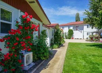 Sandy Beach Suites hotel thumbnail 3