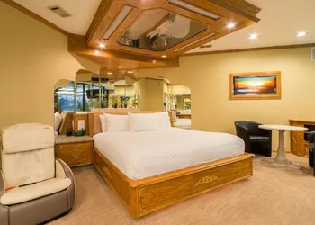 Sybaris Pool Suites Mequon hotel thumbnail 6