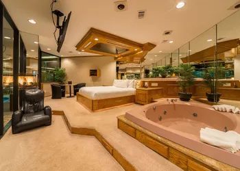 Sybaris Pool Suites Mequon hotel thumbnail 8
