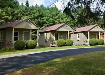 Pine Tree Motel & Cabins hotel thumbnail 2