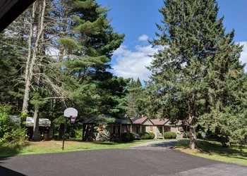Pine Tree Motel & Cabins hotel thumbnail 8