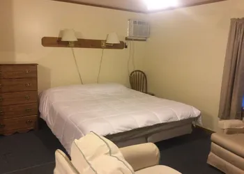 Waters Edge Motel hotel thumbnail 6