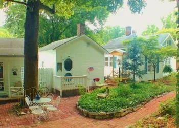 Maple Leaf Cottage Inn hotel thumbnail 2