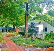 Maple Leaf Cottage Inn hotel detail image 3