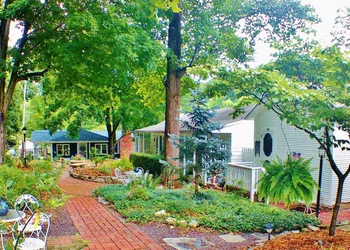 Maple Leaf Cottage Inn hotel thumbnail 3